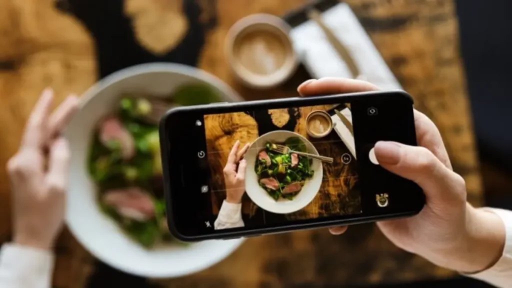 How to promote a restaurant on social media